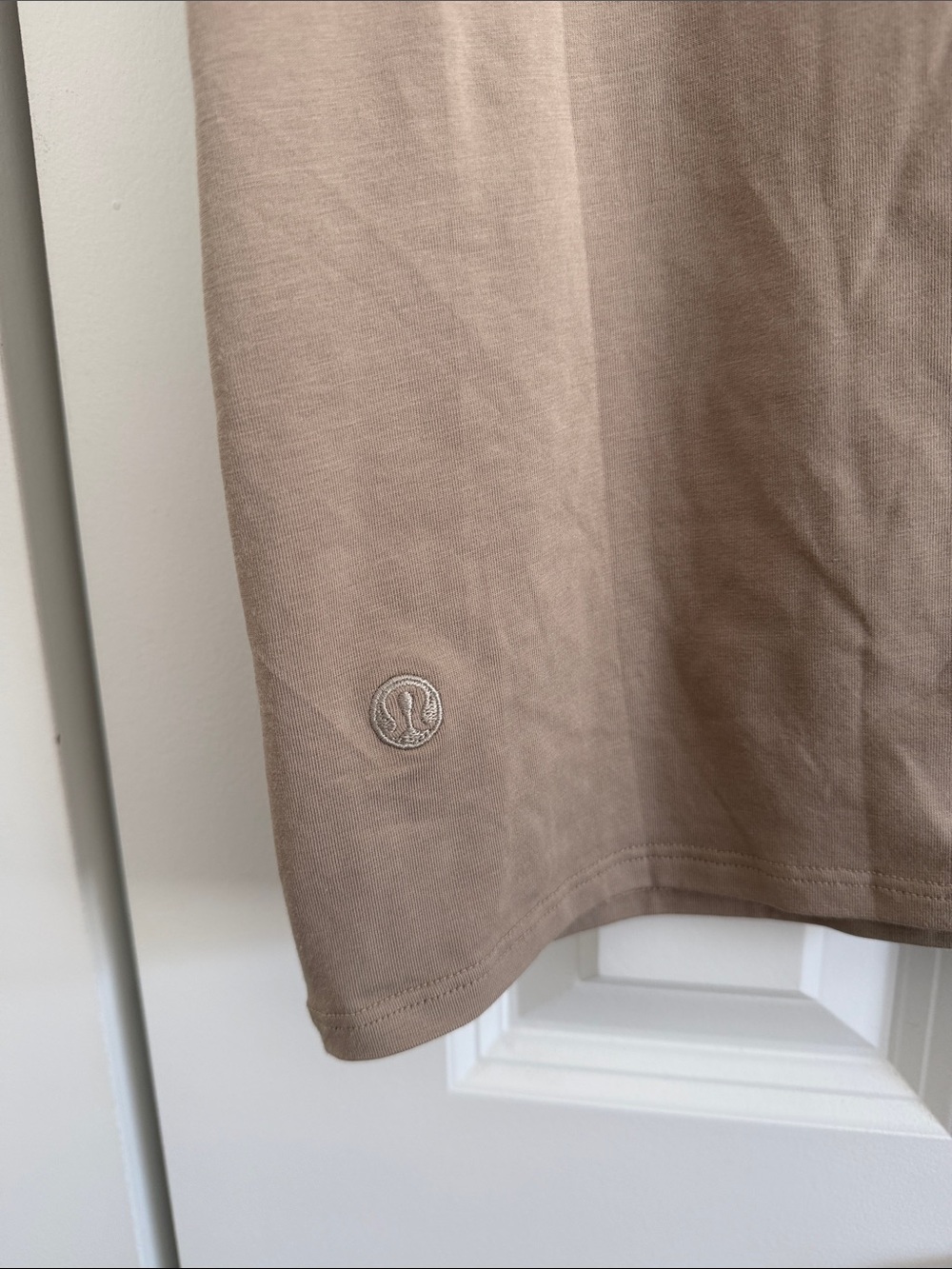 Lululemon Women’s Crew Neck Tee in Tan- Size Medium - Picture 3 of 3